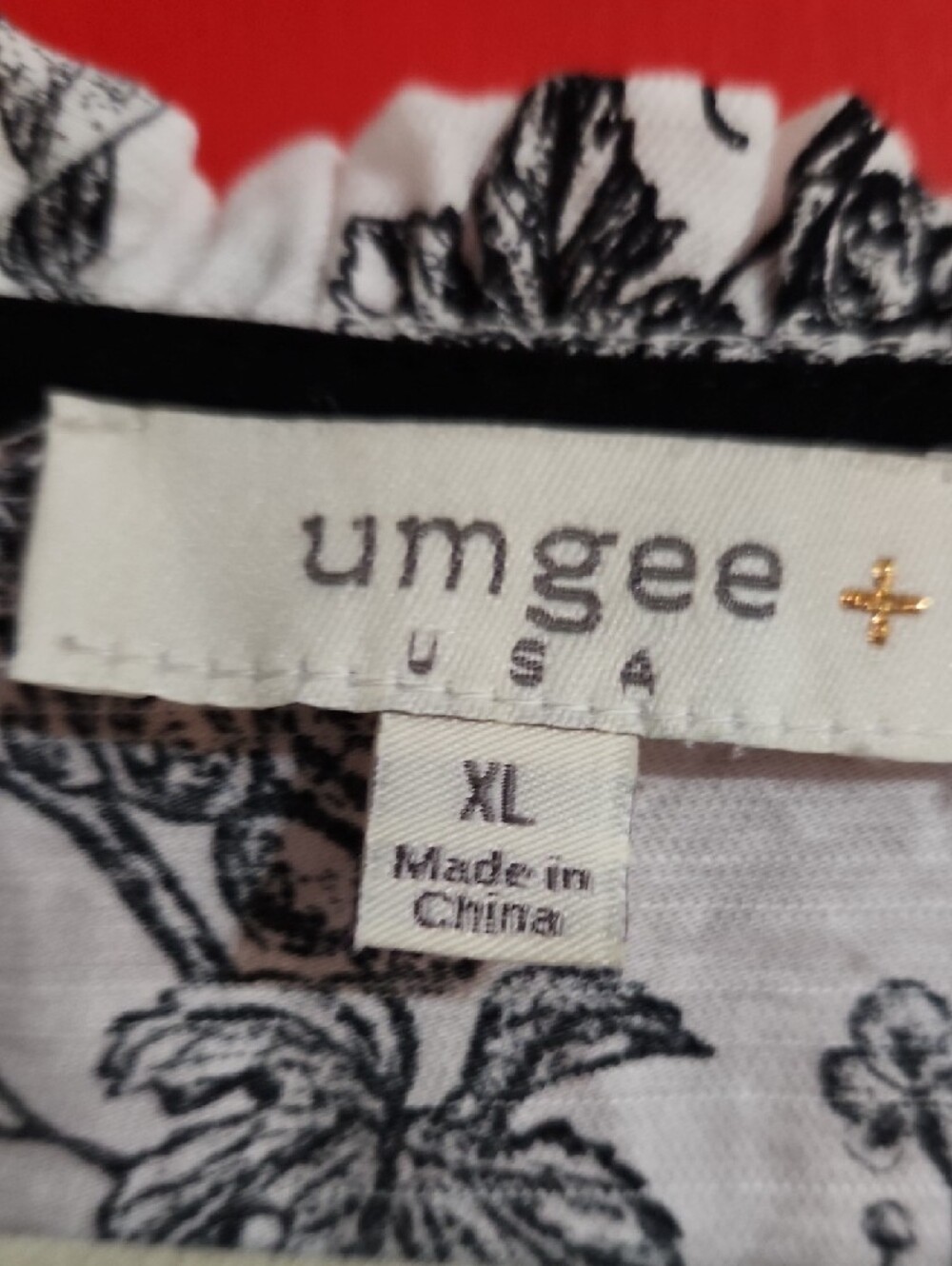 XL Umgee Black & White Floral Smocked Flutter Sleeve Blouse - Picture 3 of 5